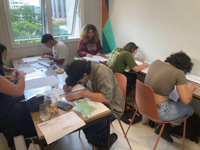Estudantes em aula em grupo